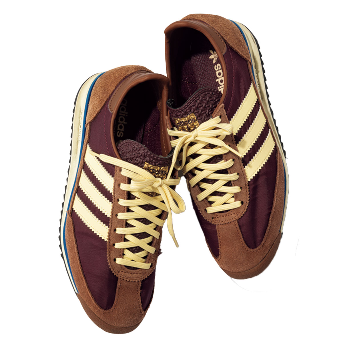 赤みのあるブラウン×スエード素材のスニーカー