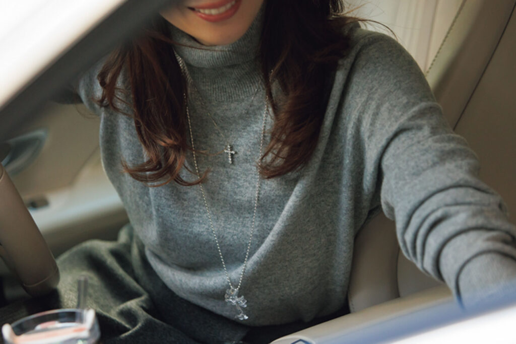 グレータートルにクロムハーツのクロスネックレス