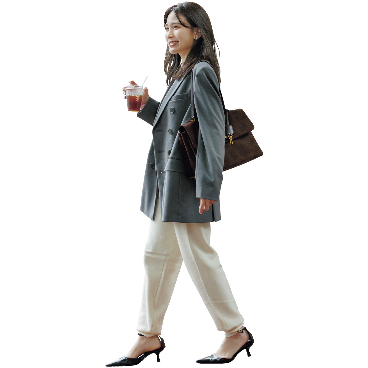 グレージャケットに白のニットパンツのコーデ