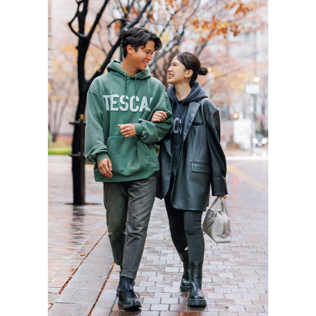 フーディとジャケットのコーデ