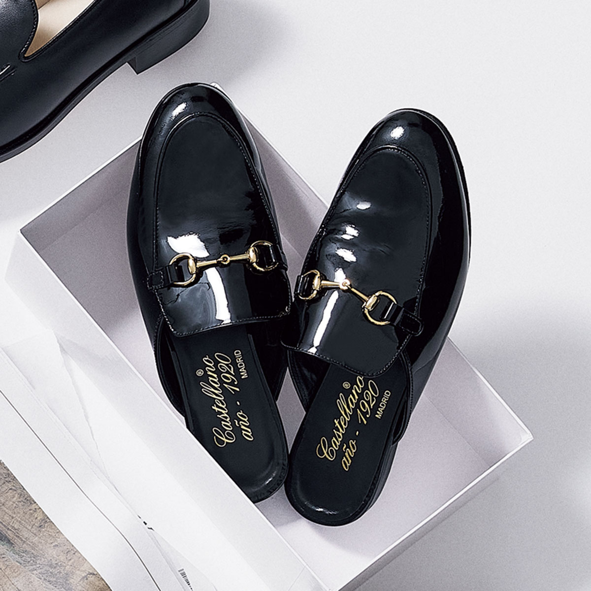 カウレザーのスリッパ仕様のローファー