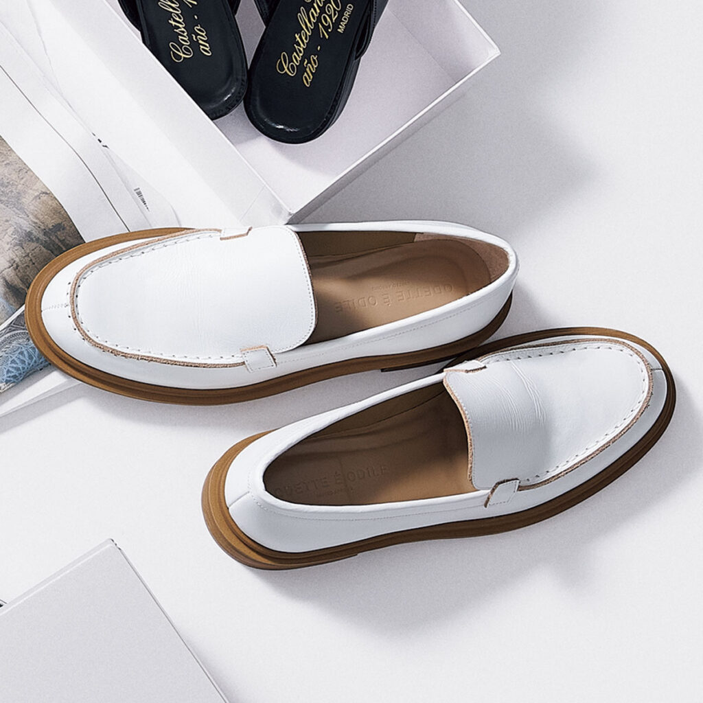 ベージュとホワイトのコンビネーションローファー