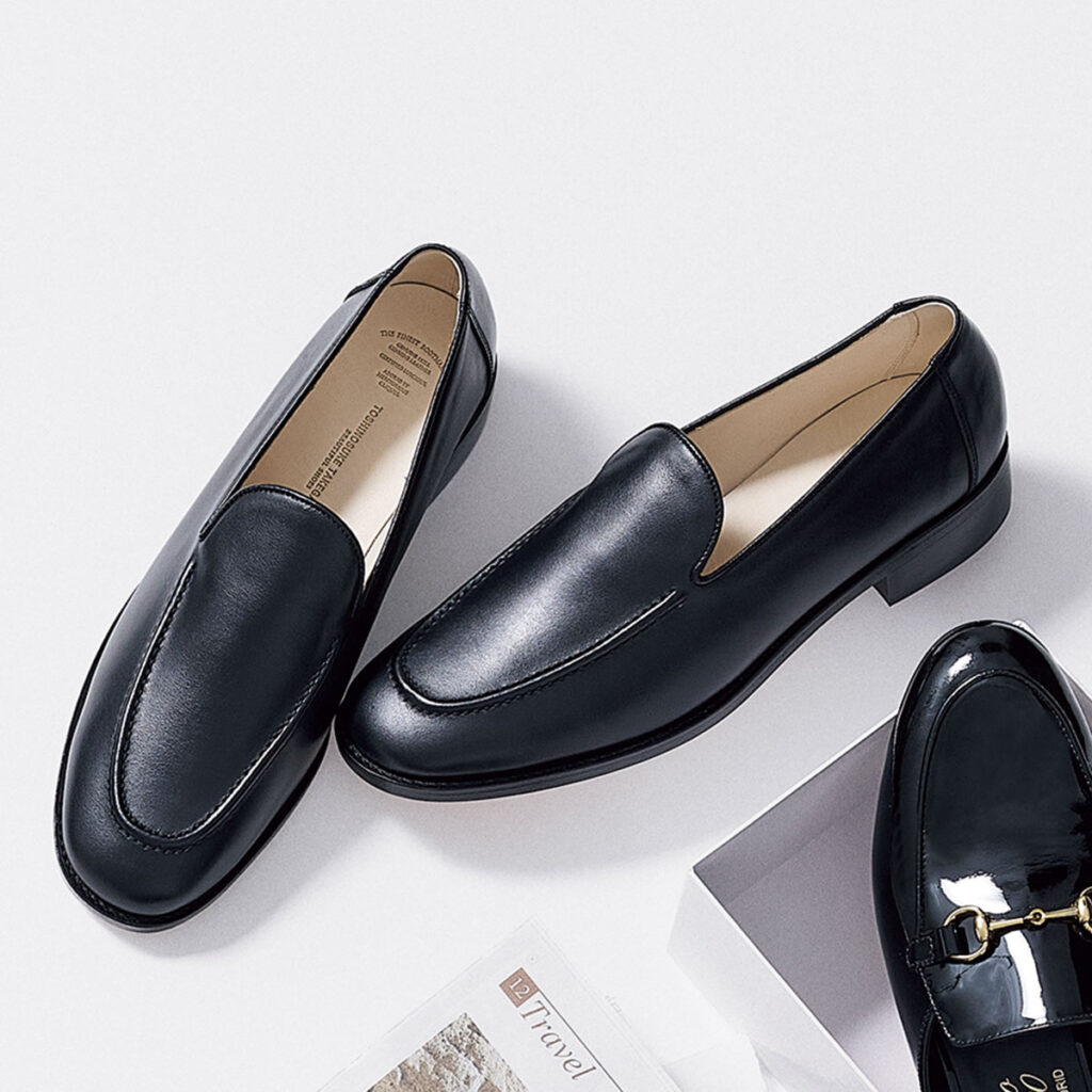 スリッポンタイプのローファー