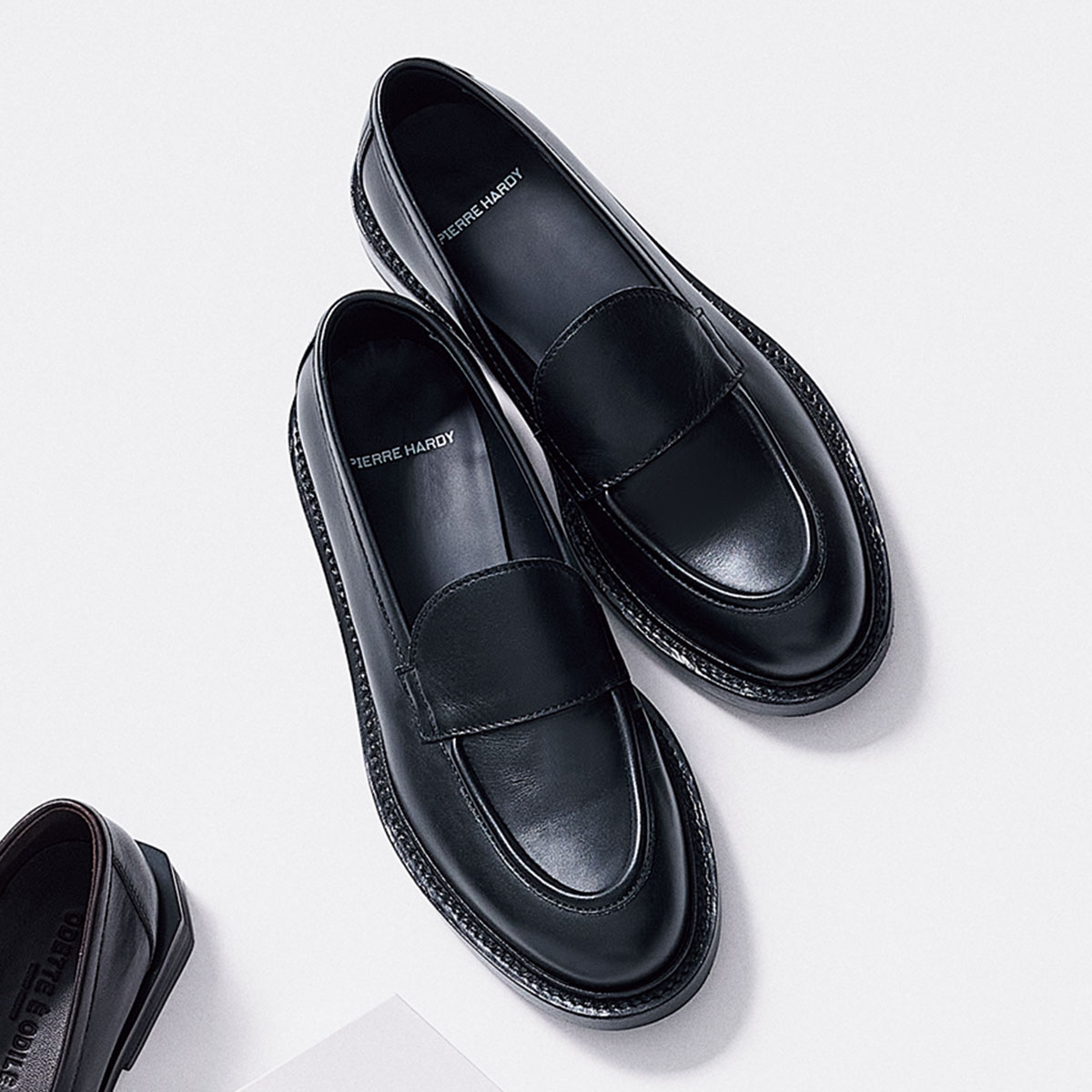 フラット厚底のローファー