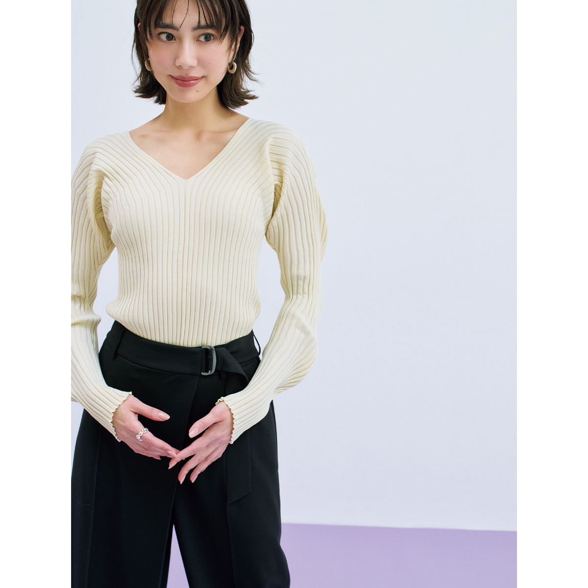 深めVネックニットのコーデ