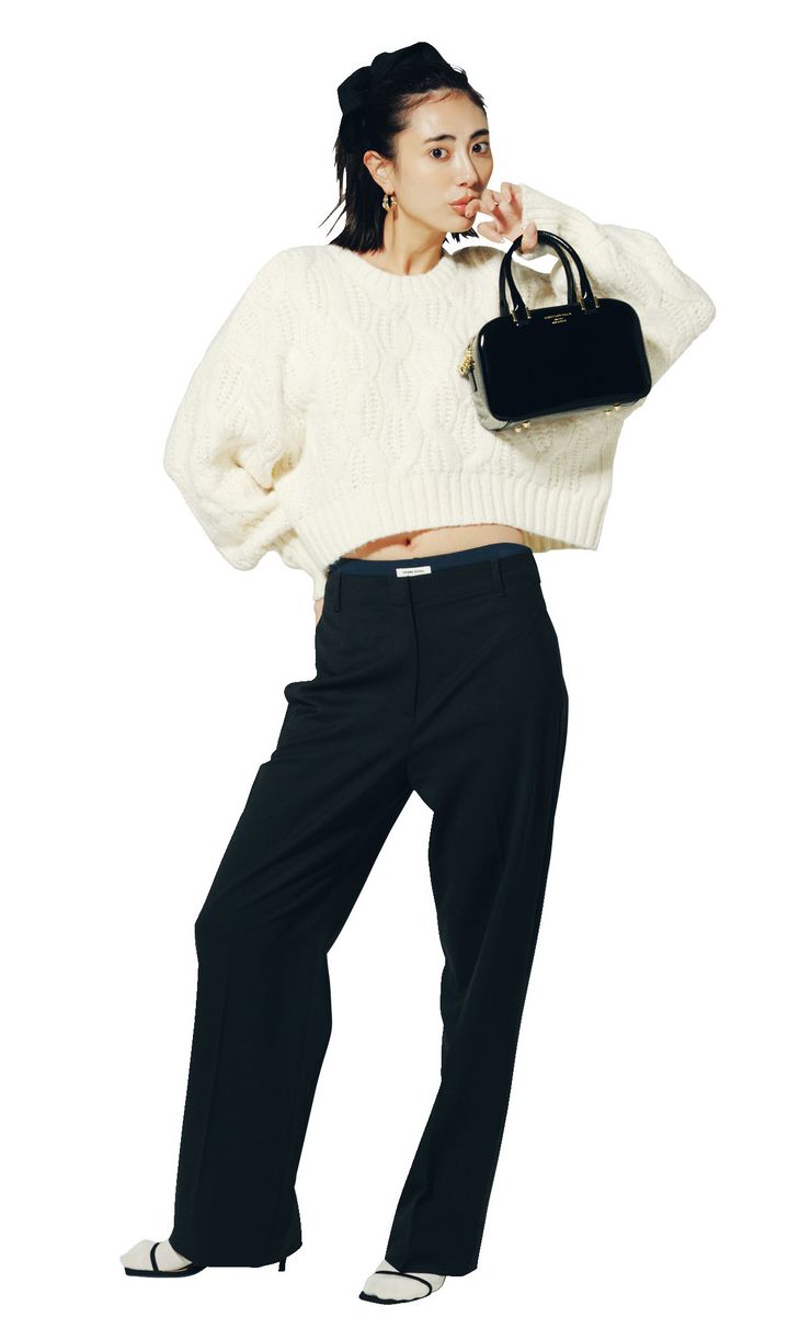 短丈ニットで少しお腹が見えつつ、袖は長め丈というバランスが◎。靴下サンダル合わせや、大きめのシュシュといった甘要素もポイントとなり、モノトーンながらキュート。パンツはバナナ・リパブリック、ショーツはクランク、ニットはギャレスト、バッグはクリスチャン・ヴィラ、サンダルはカーナリス、シュシュはGIUNONのもの。