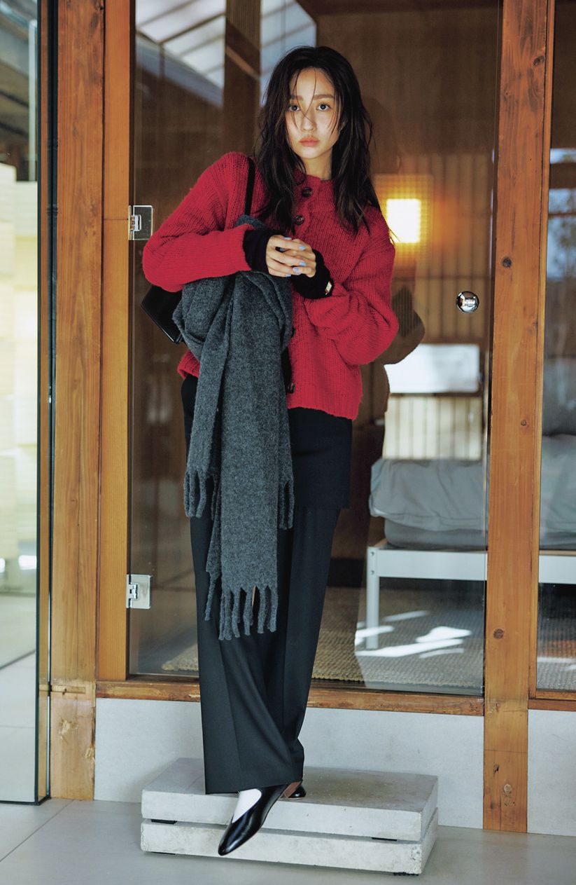 赤ニットは、黒やグレーやネイビーのボトムスと合わせるとトラッドな印象も。可愛らしいだけでなく知的な雰囲気も出るのが魅力です。カーディガンはムジラボ、スカート、パンツ、ストールはユニクロ、ロンTはオスロー、バッグと靴はトゥティエのもの。