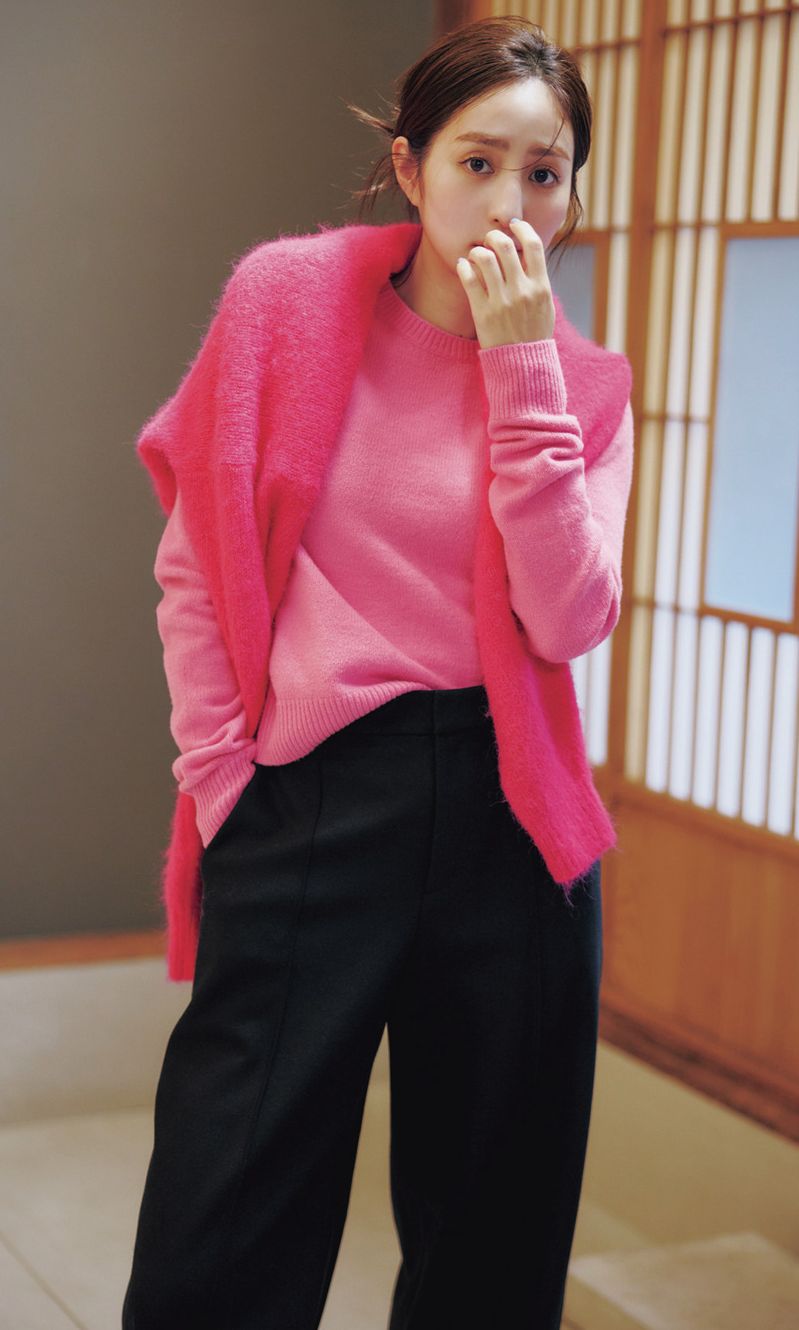 1点使いだと唐突に感じてしまうこともあるピンクのアイテム。そんな時は、もう一つピンクを取り入れるとバランスが取れます。色は全く同じでなくても、グラデーションっぽくなって◎。ニットと肩にかけたニットはギャップ、パンツはユニクロのもの。