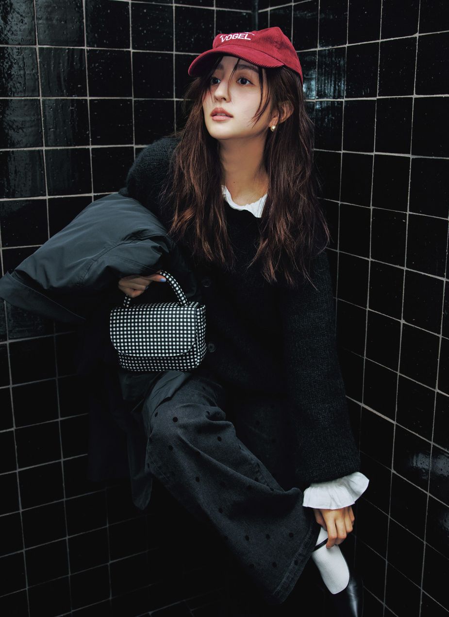 ドット柄のデニムにギンガムバッグにブラウスにメリージェーン。上下黒のゆるスタイルだからこそ、甘いディテールを盛り込んでもくどくなりません。赤いキャップがちょうどいい差し色に。カーディガンとデニムパンツはギャップ、ブラウスはアニエスべー、キャップはザ シンゾーン、バッグはツル バイ マリコ オイカワ、靴は卑弥呼のもの。