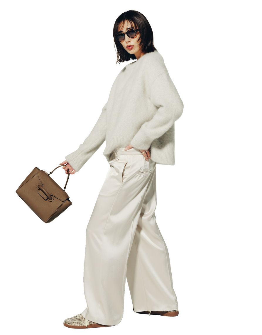 上下白コーデは、のっぺりしたり膨張して見えるのを防ぐために、素材感とシルエットにメリハリを意識。サテンのワイドパンツがいい仕事をしてくれます。サテンパンツはエイメン、ニットはカオス、バッグはヴァジック、スニーカーはアスファルトのもの。