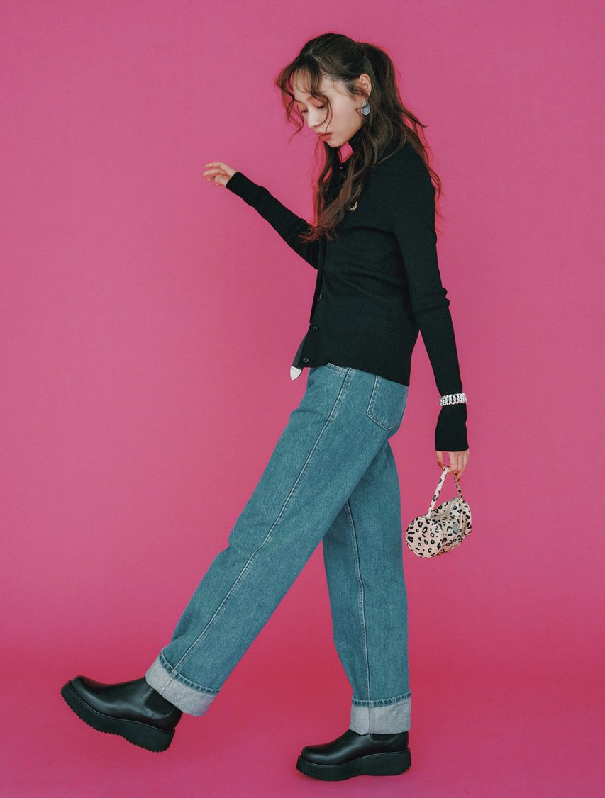黒ニットとデニムのシンプルさだからこそ、レオパードのミニバッグが可愛く映えます。レオパード以外にも、チェーンバッグやハートや丸型のポシェットなどもおすすめ。デニムパンツはETHOS、ポロニットはフレッドペリー×ジーンズファクトリー、タートルニットはバナナ・リパブリック、バッグはminitmute、ブーツはダイアナのもの。
