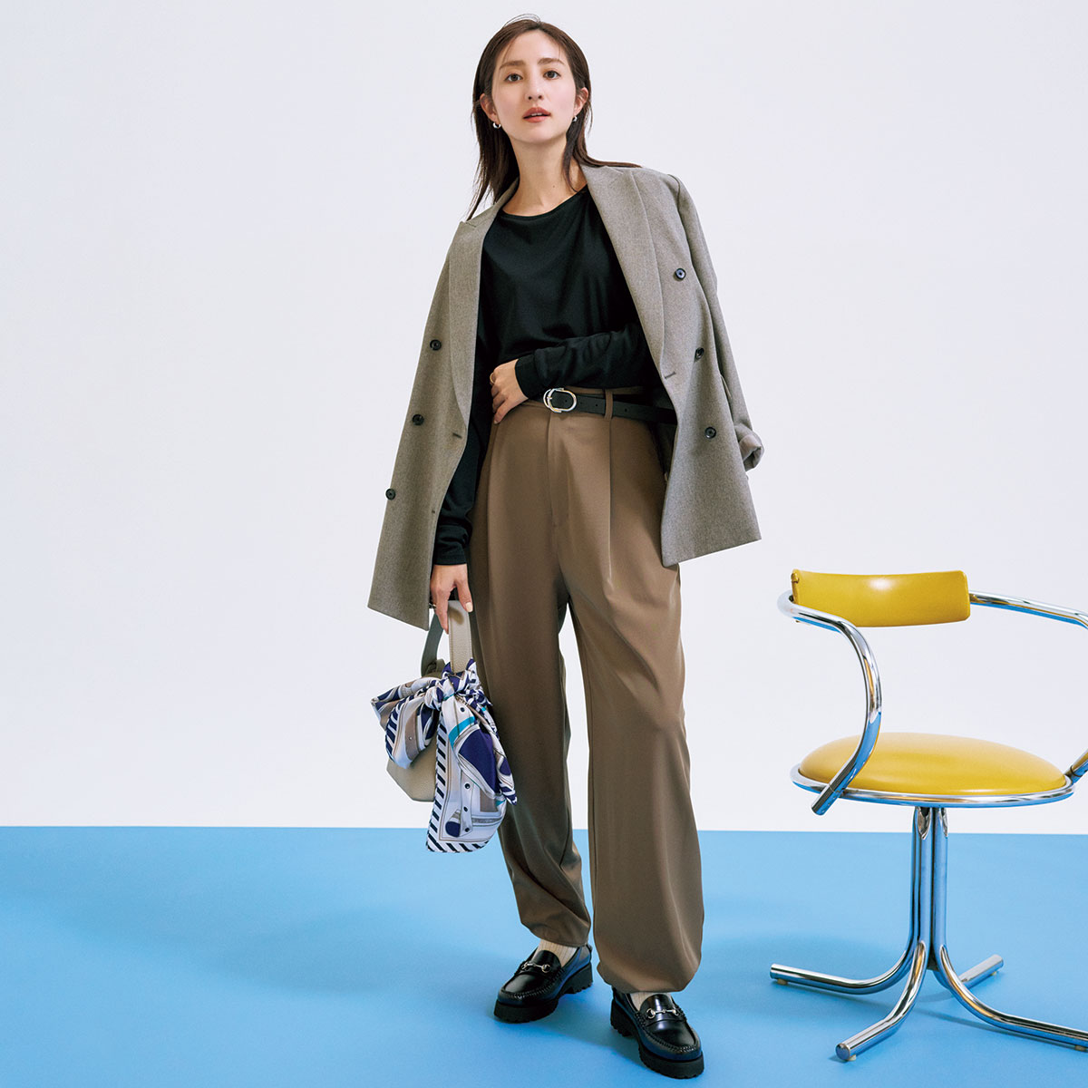 ジャケットにタックワイドテーパードパンツのコーデ