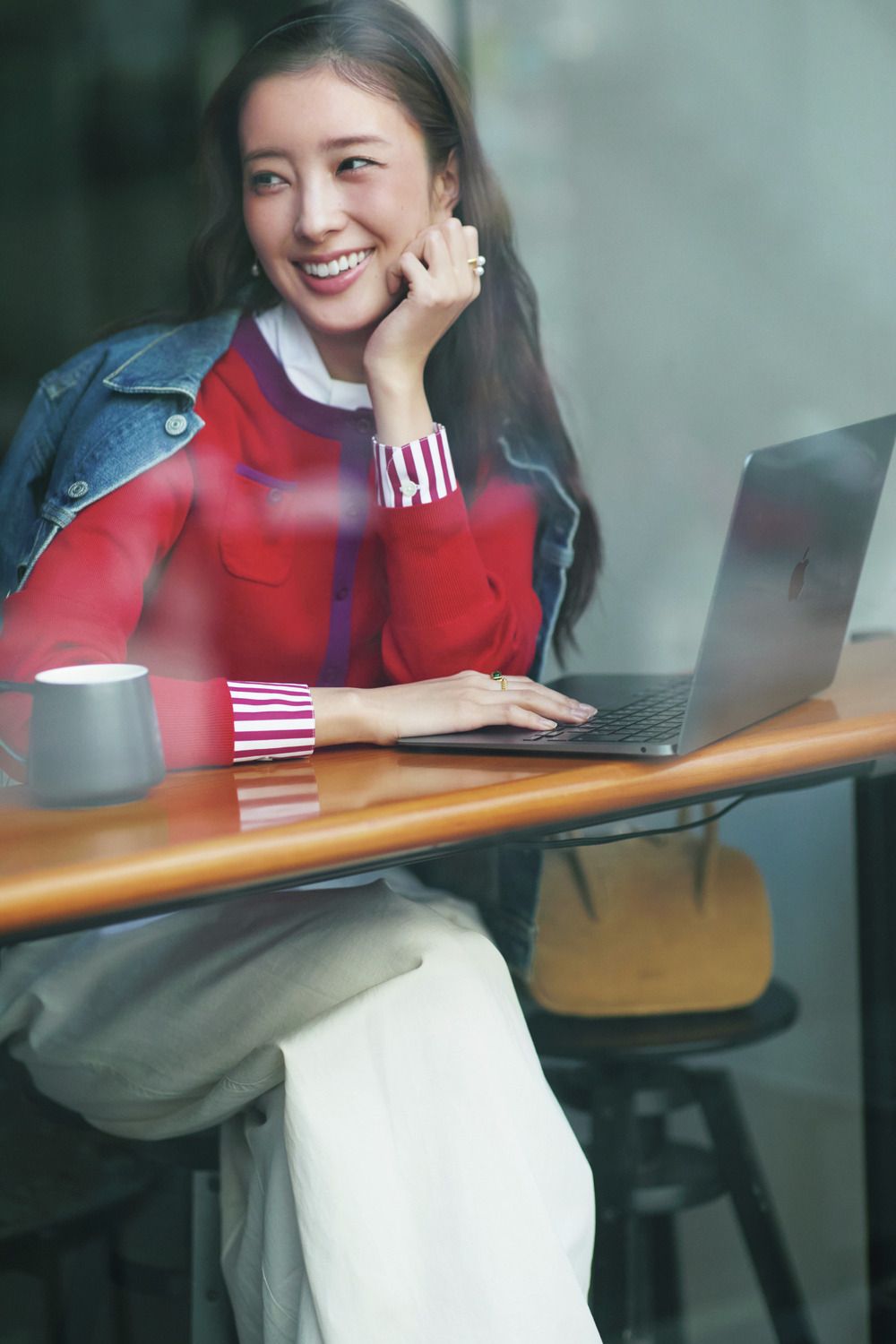 カラートップスにデニムが合わせやすいように、デニムジャケットもカラーアイテムと好相性。キレイ色カーディガンにブラウスをインしたレディな雰囲気を、ゆるパンツと羽織りが適度に崩して、普段使いしやすくなっています。パンツはメイラーモーメント、デニムジャケットはザ シンゾーン、ブラウスはセブリン、カーディガンはキャバンのもの。