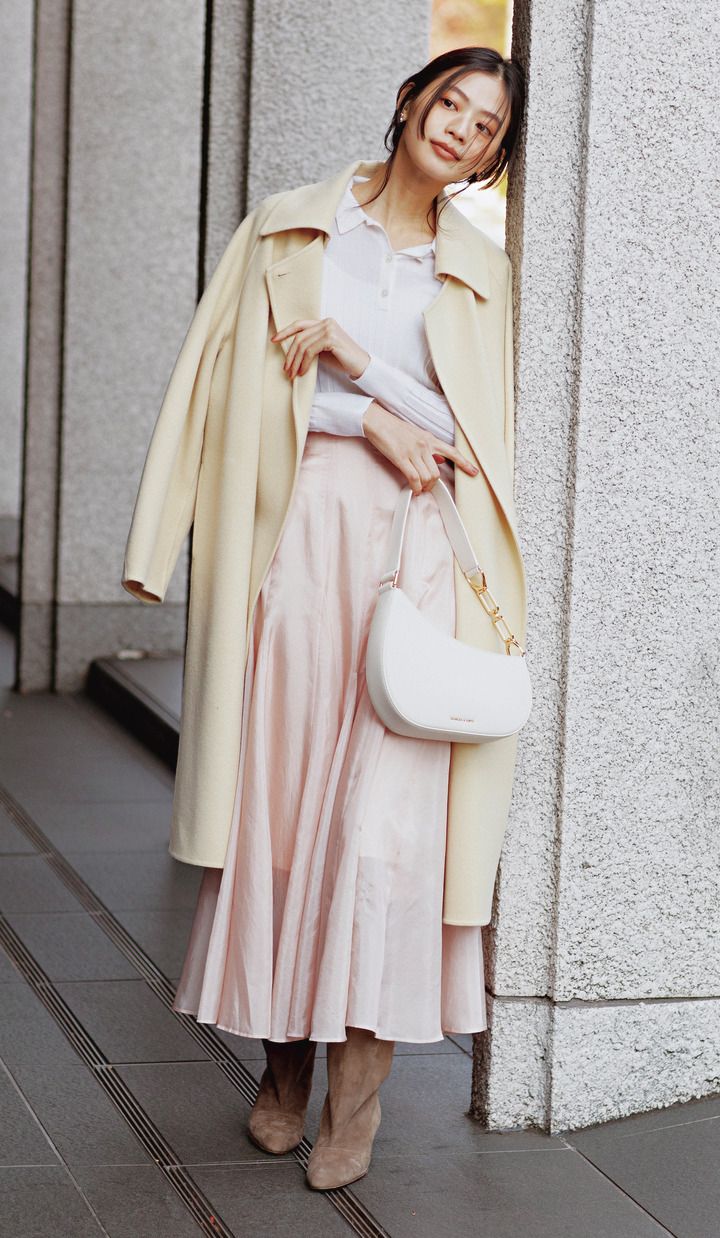ポロニットに甘いフレアスカート合わせが新鮮。コートも淡い色を羽織って、全体的に春らしいスタイルにポロのシャープさがいいバランスとなっています。ロンT以上ブラウス未満の存在感が使いやすい！ポロニットはサードマガジン、スカートはanuans、コートはヴェルメイユ パー イエナ、靴はネブローニ、バッグはチャールズ &キースのもの。