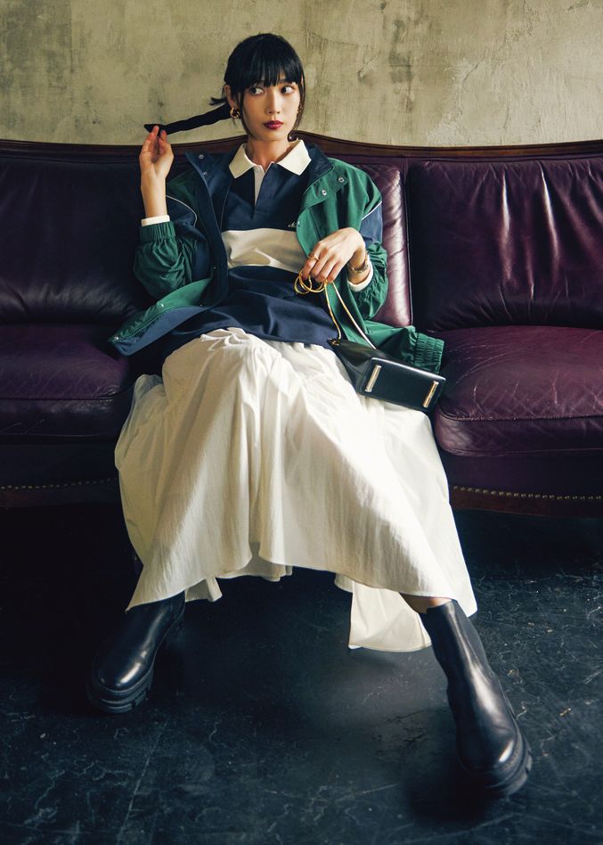 ザ・ラガーシャツなデザインに白のロングスカートにシャカブルゾン。古着っぽい雰囲気もあるコーディネートは、レディな小物やゴールドのジュエリーでクラシカルに盛るのが似合います。という真逆の組み合わせが可愛い。ラガーシャツはニューエラ、ブルゾンはザ シンゾーン、スカートはアルアバイル、ブーツはレメ、バッグはマエストソのもの。