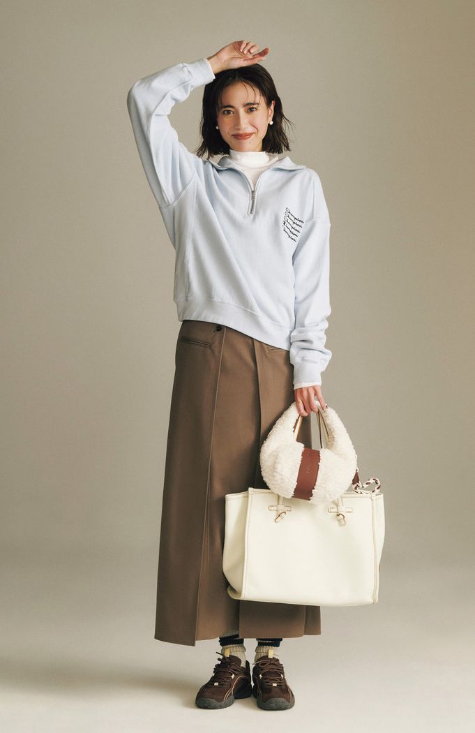 ボックスシルエットのロングスカートを合わせたら、どこかトラッドで学生っぽい雰囲気が。上品なカジュアル服として、お花見やバーベキューなどでも映えそうです。ハーフジップスウェットはチャンピョン×ダブルスタンダードクロージング、カットソーはY、スカートはETHOS、バッグはジャンニ キアリーニ、靴下は靴下屋、スニーカーはフィラのもの。
