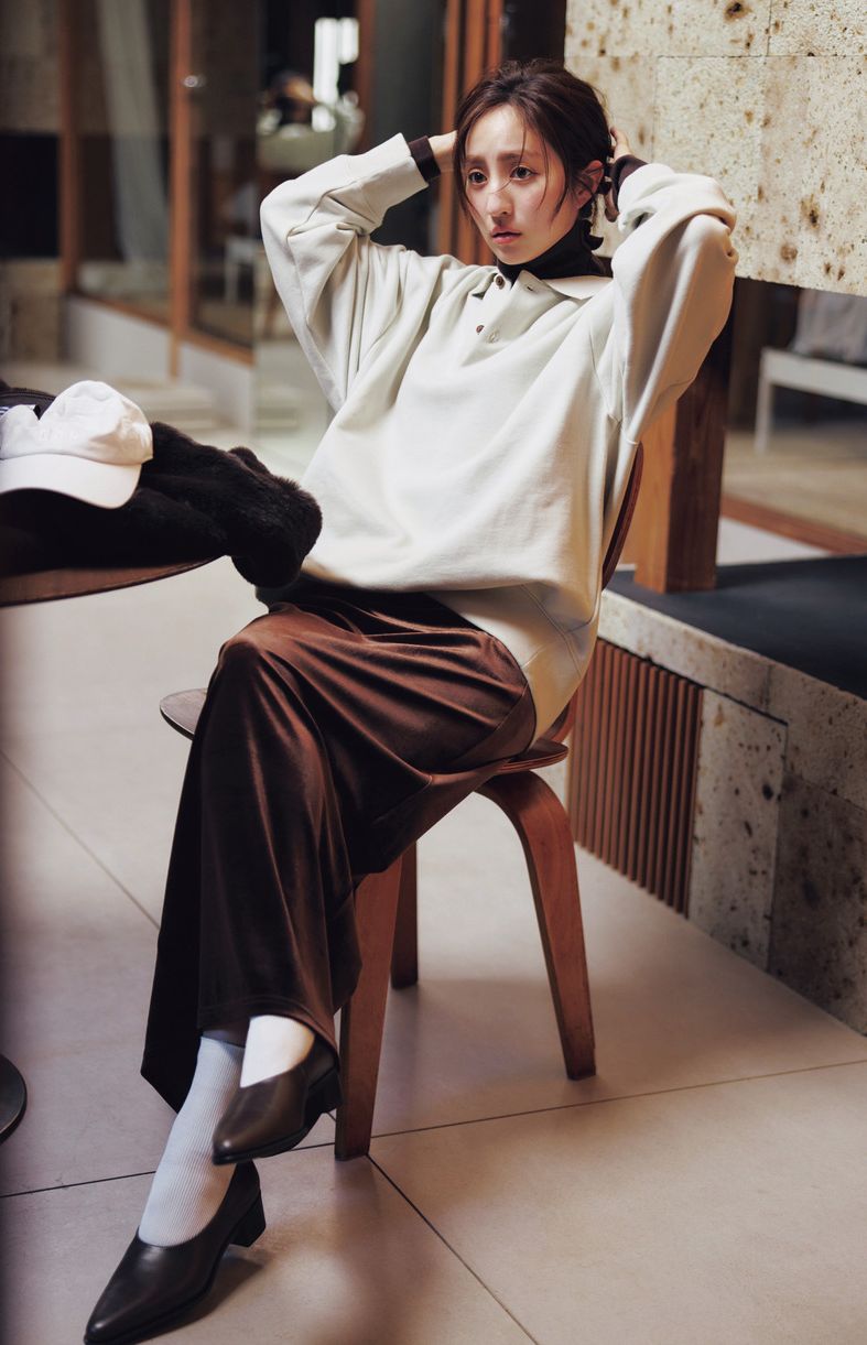 ロングスカートのブラウンカラーや艶のある素材感がポイント。上下共にゆるいシルエットでリラックス感があり、大人の余裕を感じさせるオシャレになっています。トップスとキャップはギャップ、タートルニットはユニクロ、スカートはユジーヌ、パンプスはカチムのもの。