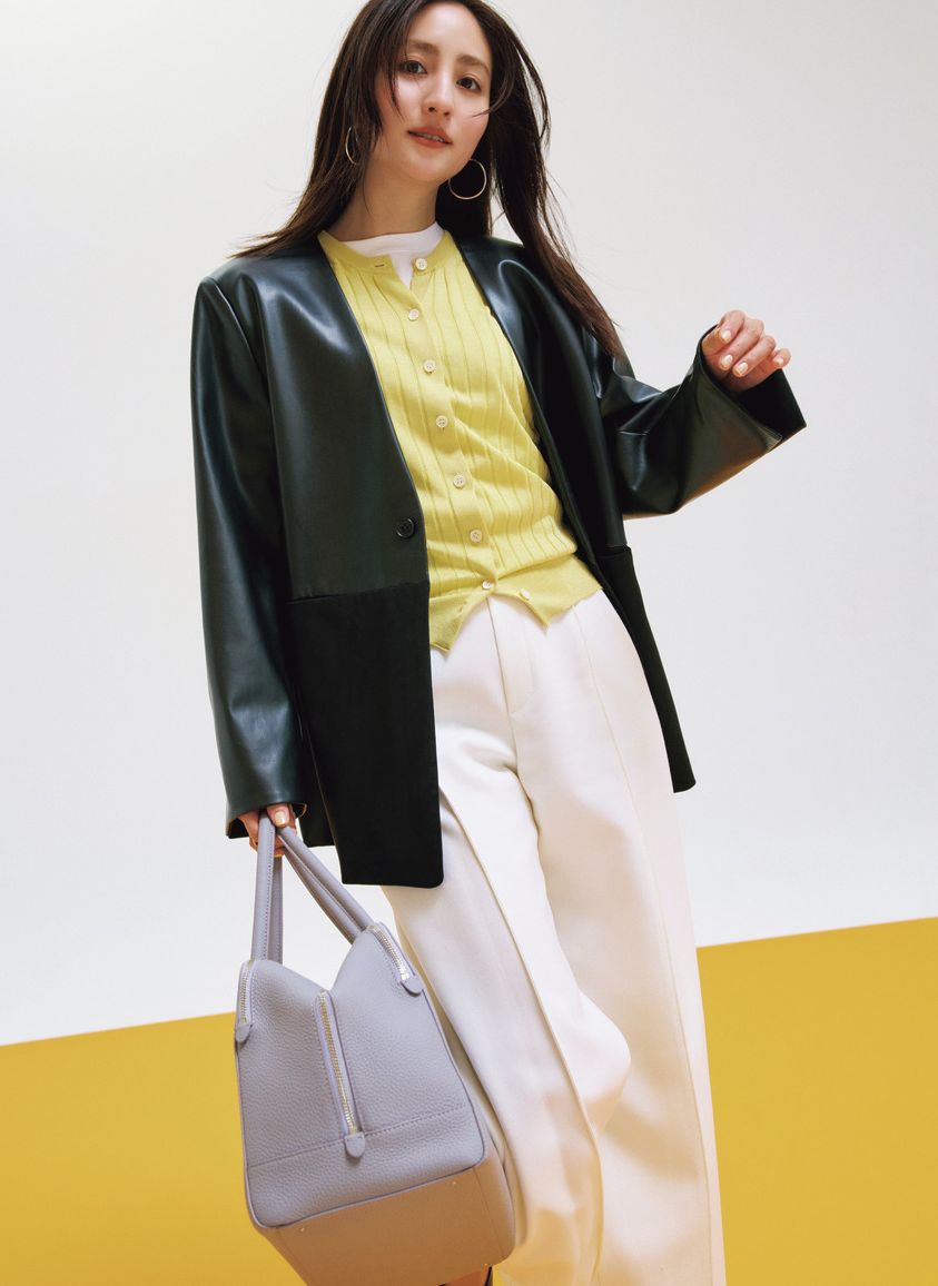 カーディガンが映える季節。インナーにTシャツを入れられるカーディガンならキレイ色にも挑戦しやすいです。ジャケットはCIS.、カーディガンはスローン、Tシャツはトラアディショナル ウェザーウェア、パンツはランバン オン ブルー、バッグはヴァジックのもの。