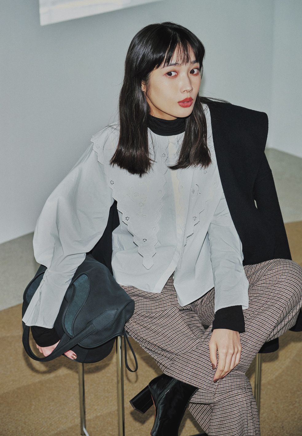 黒タートルを仕込めば春ブラウスだって、もう着られます。ニットが暑い場合は、タートルカットソーやシアータートルをインするのがおすすめ。ブラウス１枚で着るよりもハンサムに仕上がります。ブラウスはHER.、カットソーはスローン、パンツはバナナ・リパブリック、コートはノーク、ブーツはダイアナのもの。