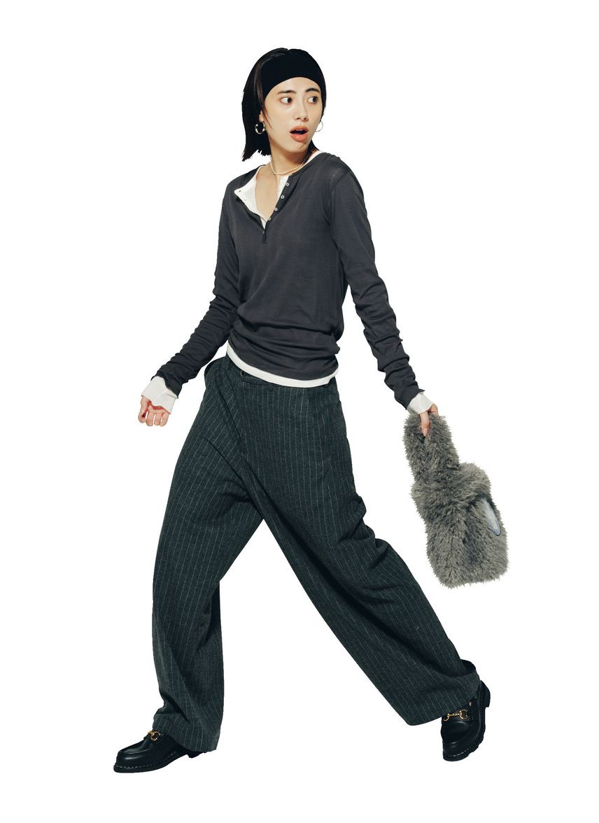 懐かしのヘンリーネックが今年また熱い！２枚重ねすることで、カジュアル上手な風格となります。華奢なトップスとゆるパンツの組み合わせも今っぽく、首元で女らしさも出せそう。カットーソーはともにロバート・ビー・ミラー×シップス、靴はパラブーツ、バッグはル タロン、ヘアバンドはヘイップのもの。