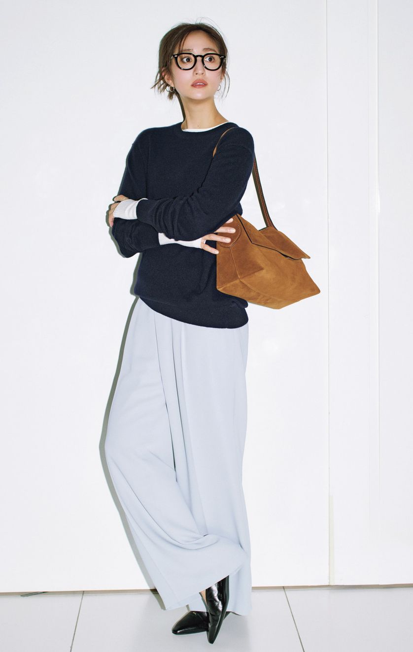 薄手ニットの２枚重ねで寒の戻りにも対応。インナーには袖丈長めや首の詰まったデザインを選ぶと上手くいきます。ニットはユニクロ、中に着たニットはルーニィ、パンツはカデュネ、バッグはコーチ、靴はダイアナのもの。