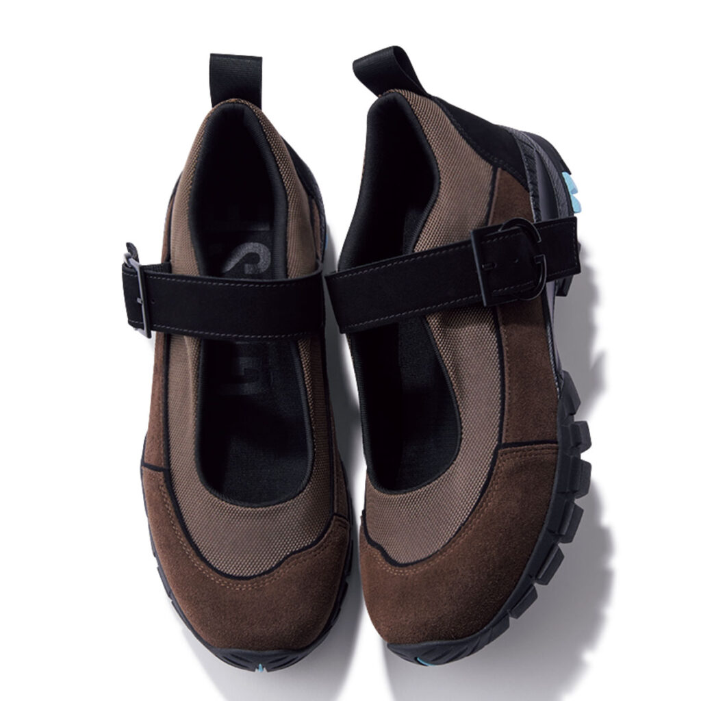 ブラウンのメリージェーン型スニーカー