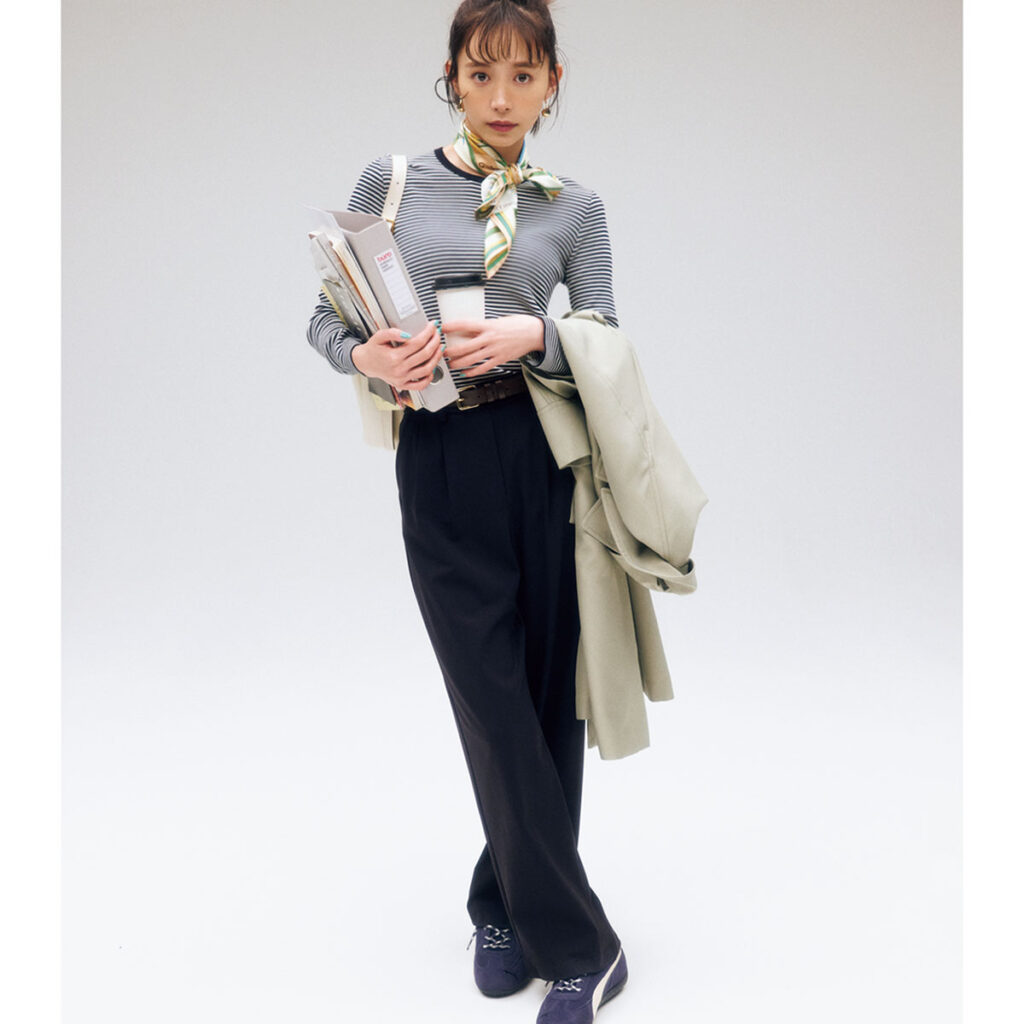 ネイビースニーカー