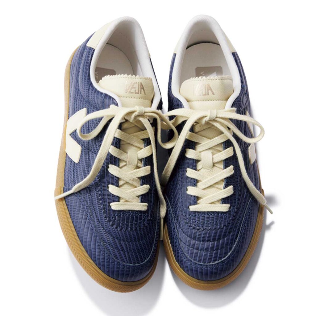 ネイビーのレザースニーカー