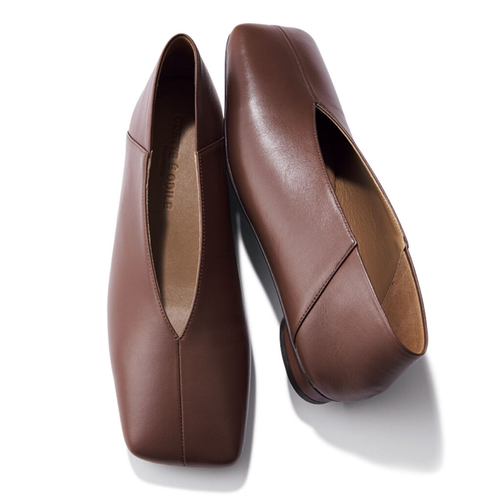 ブラウンのぺたんこ靴