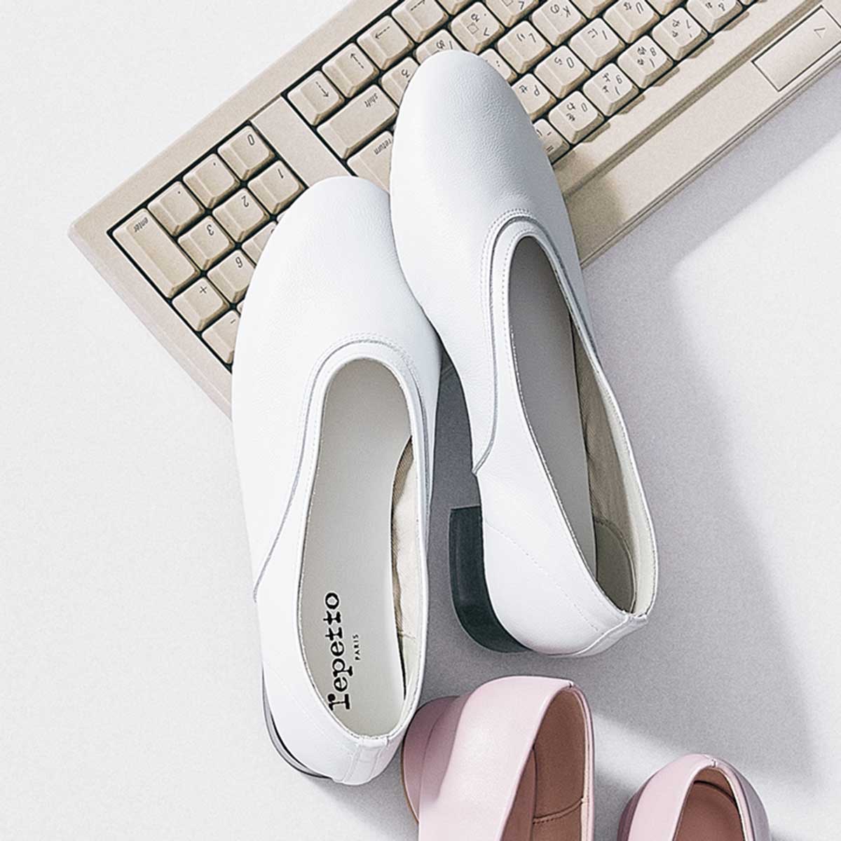 白のぺたんこ靴