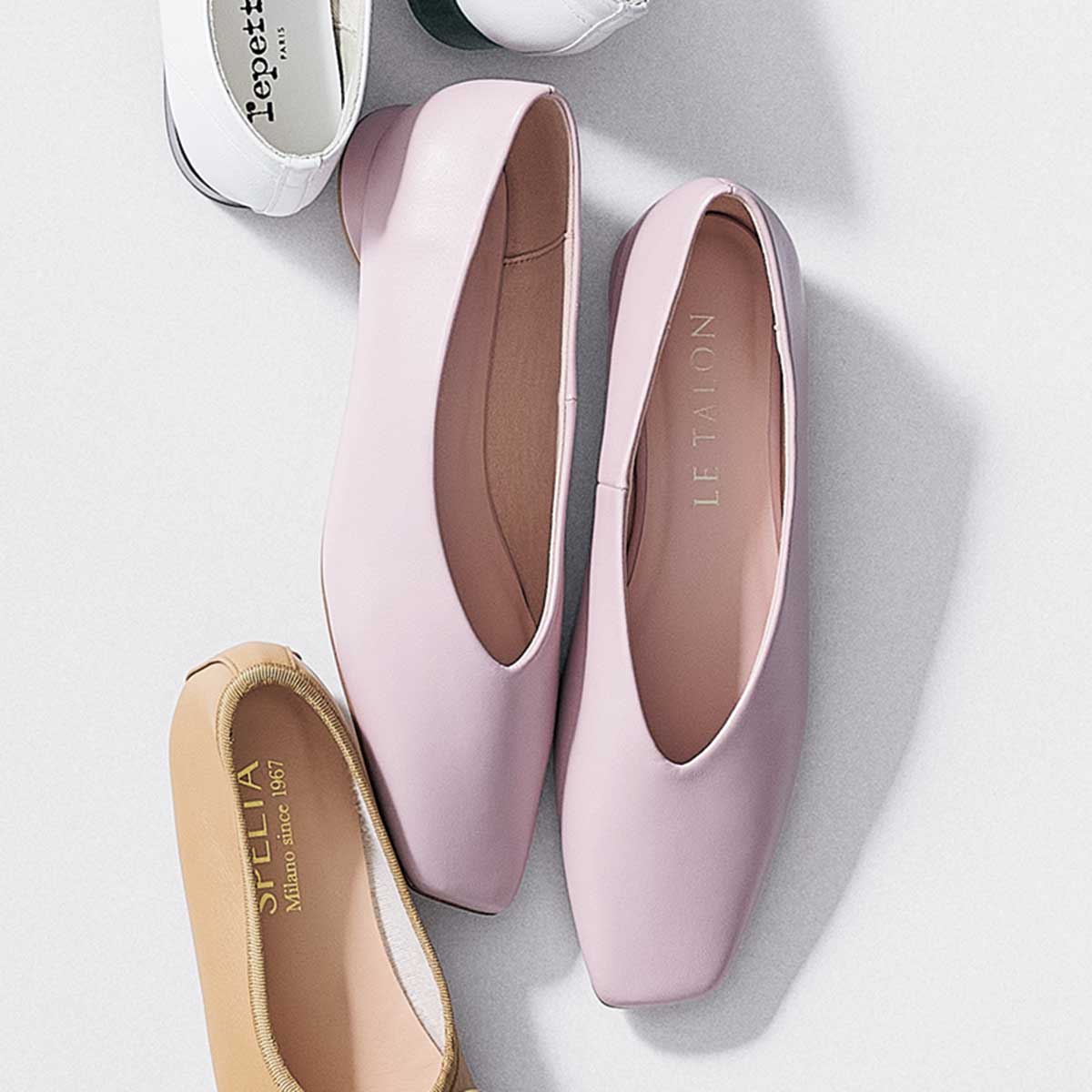 ピンクのVカットシューズ