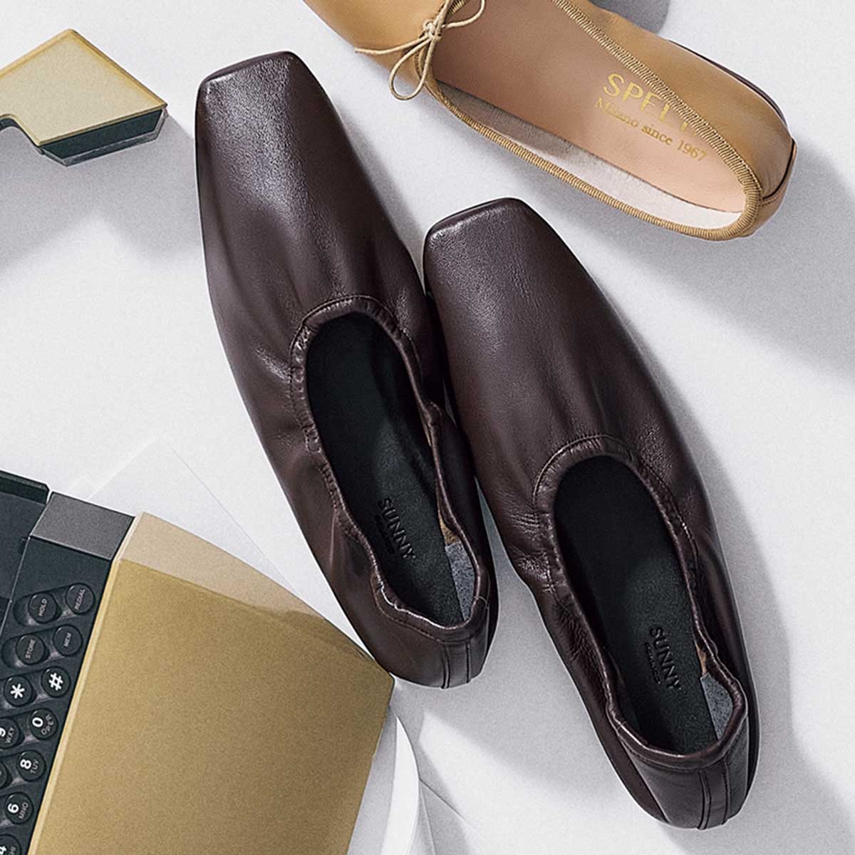 ギャザーデザインのぺたんこ靴