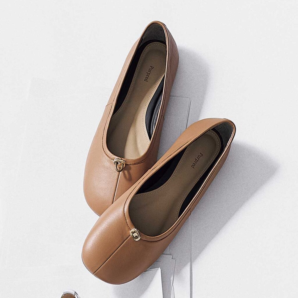 丸みシルエットのぺたんこ靴