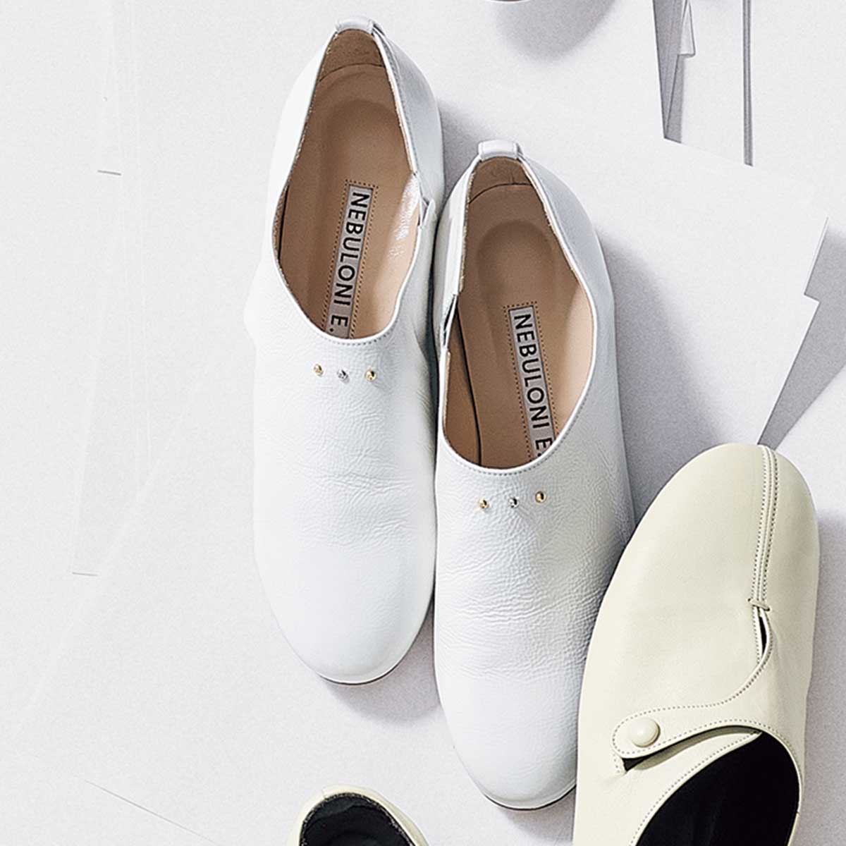 甲深デザインのシューズ