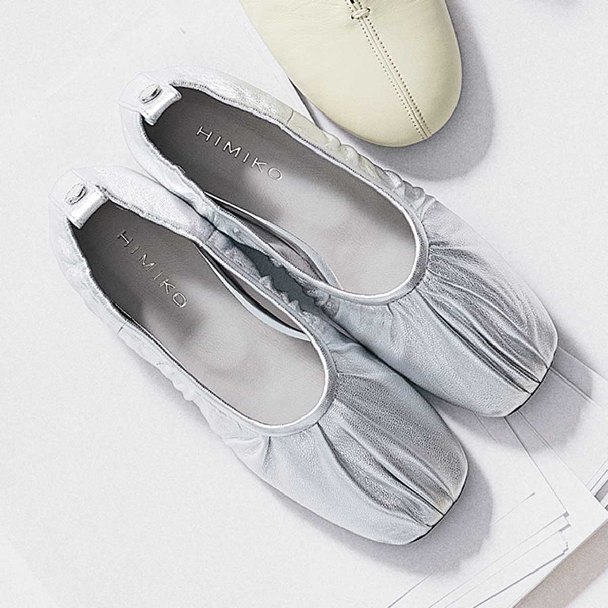 シャーリング×シルバーのシューズ