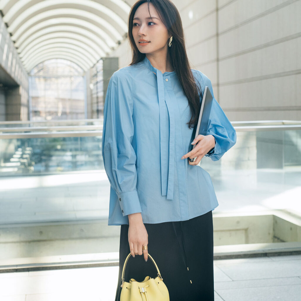 ブルーのボウタイシャツのコーデ