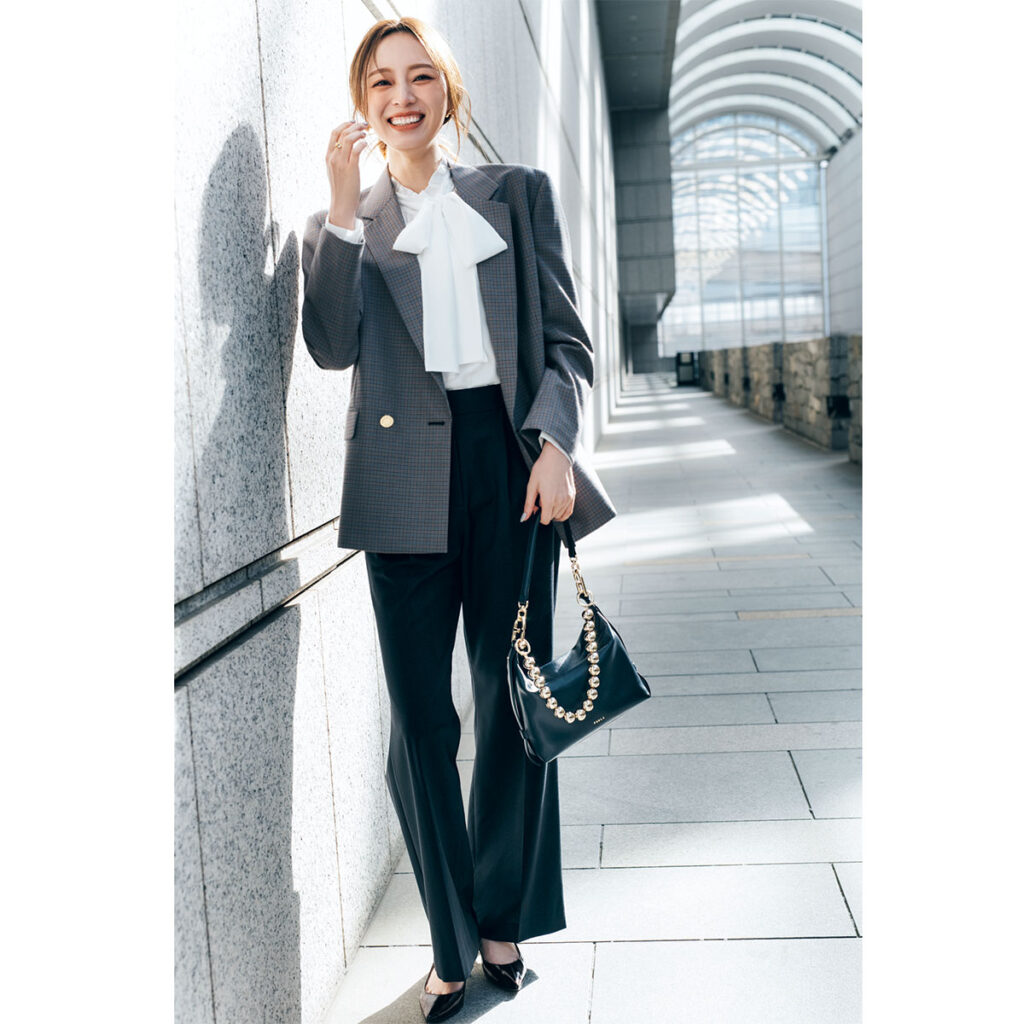 白のボウタイブラウスにジャケパンのコーデ