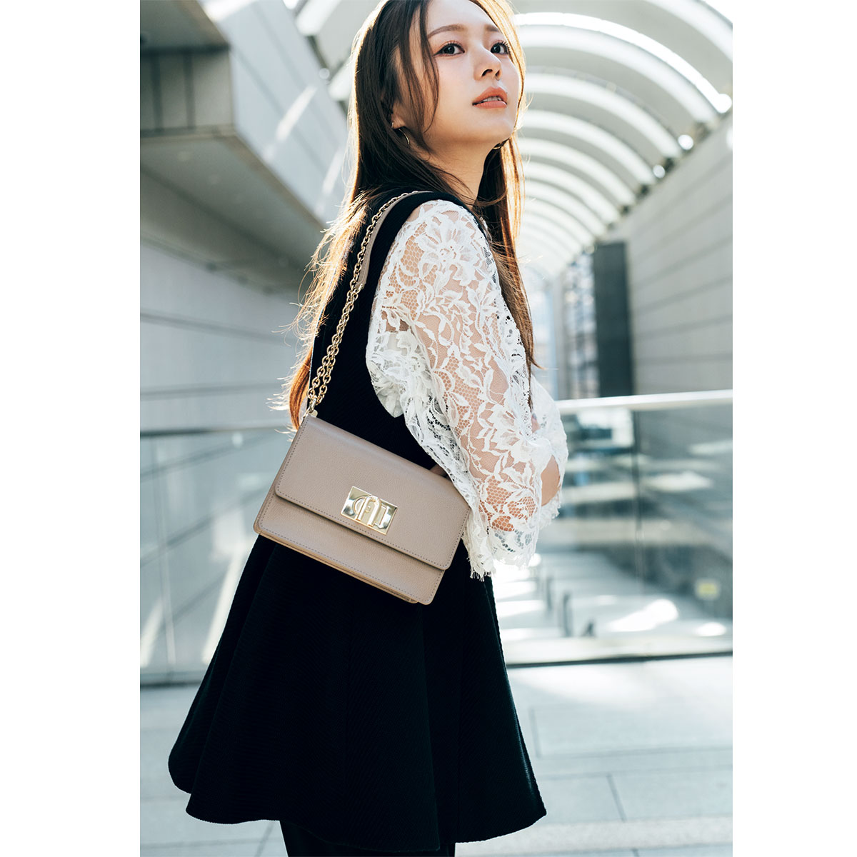 レースブラウスとジレのコーデ