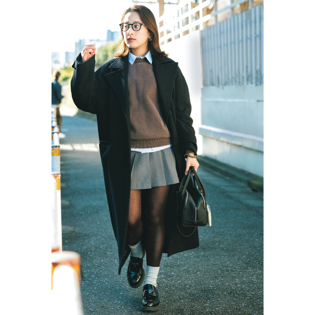 黒ロングコートとミニスカートのコーデ