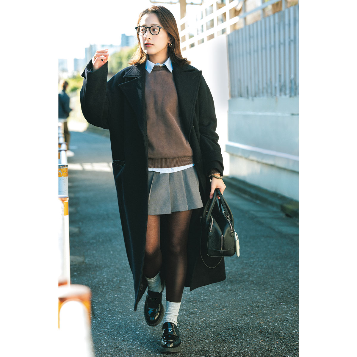 黒ロングコートとミニスカートのコーデ