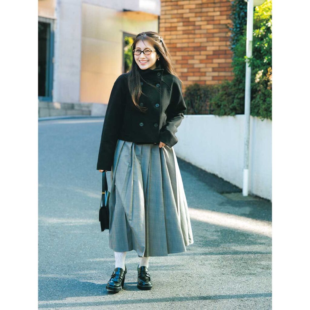 黒のショート丈コートにグレーのスカートのコーデ