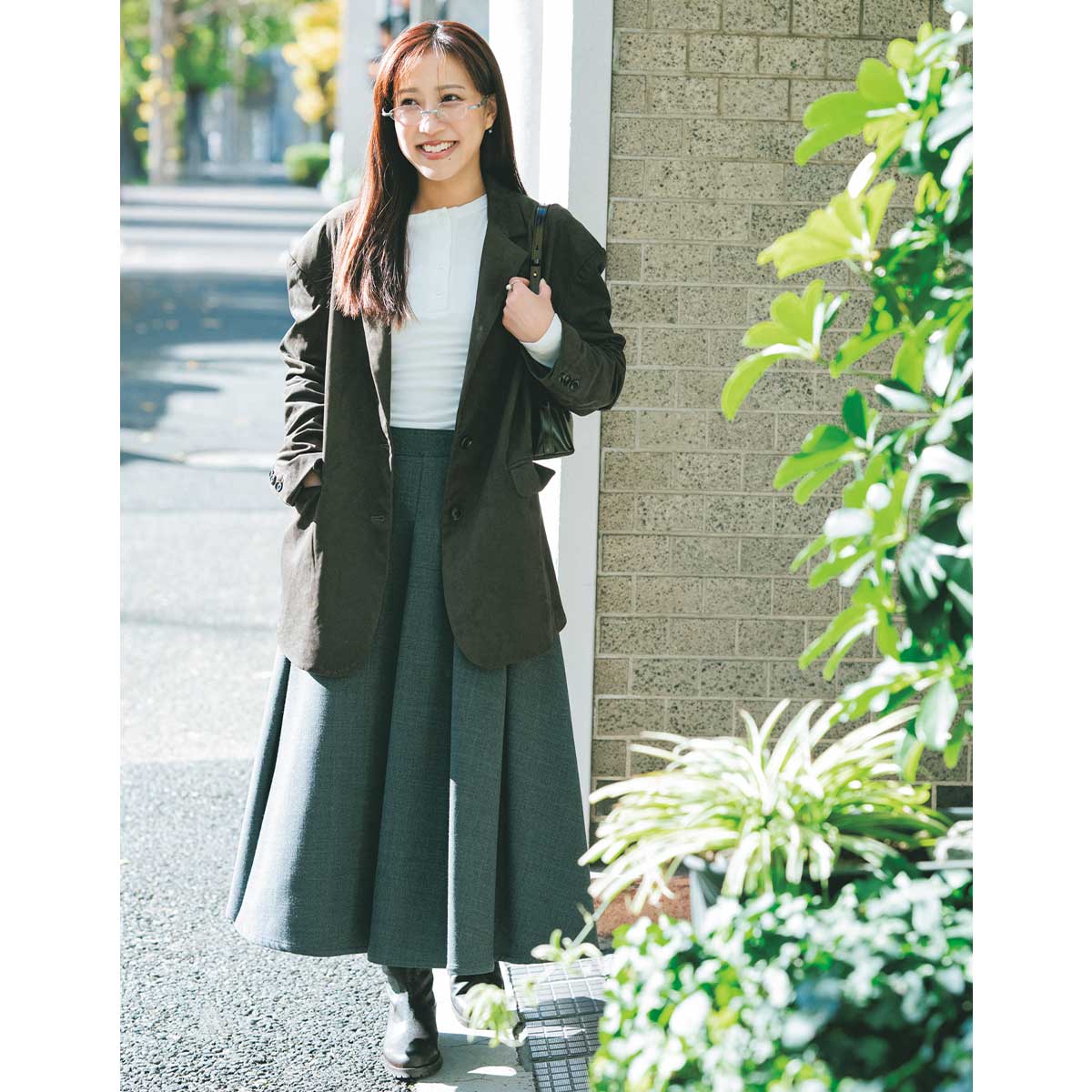 ジャケットとプリーツロングスカートのコーデ
