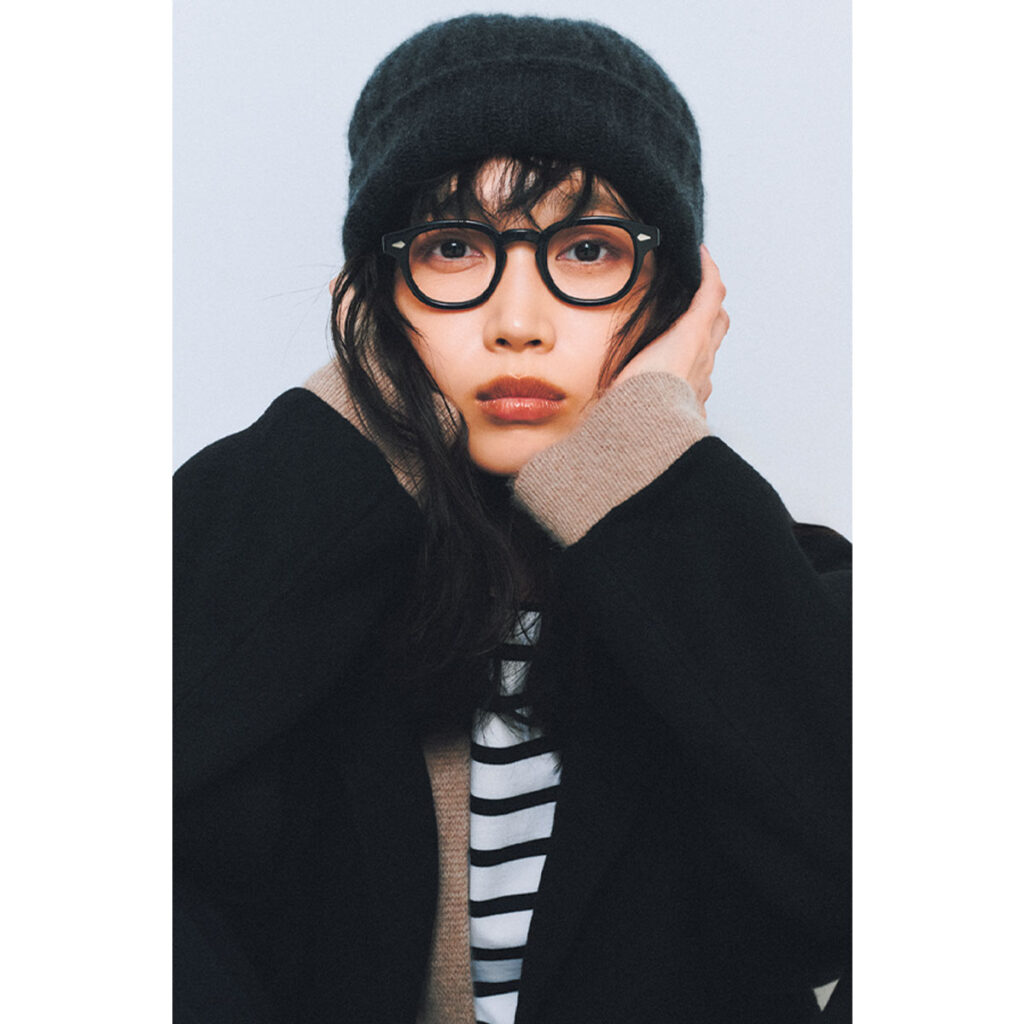 黒ニット帽に黒縁メガネ