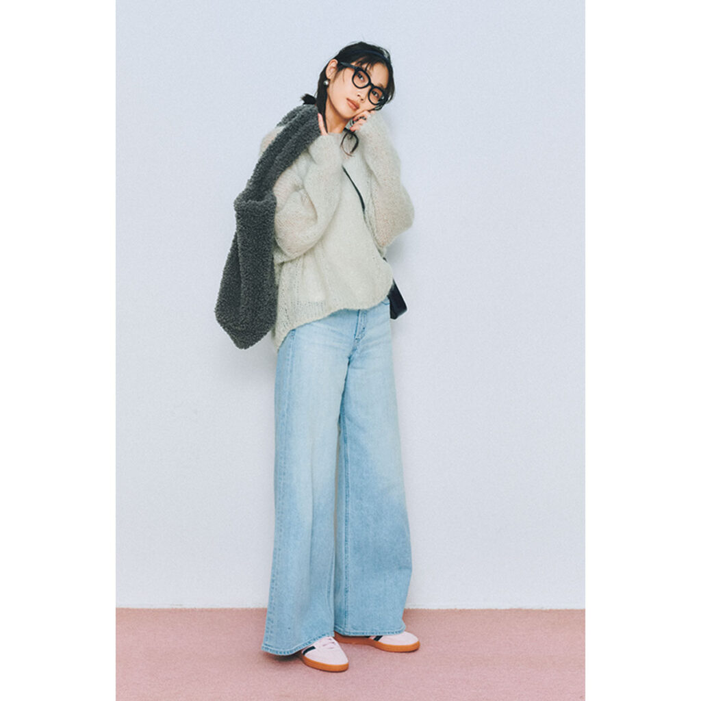 透けニットとデニムパンツにメガネのコーデ