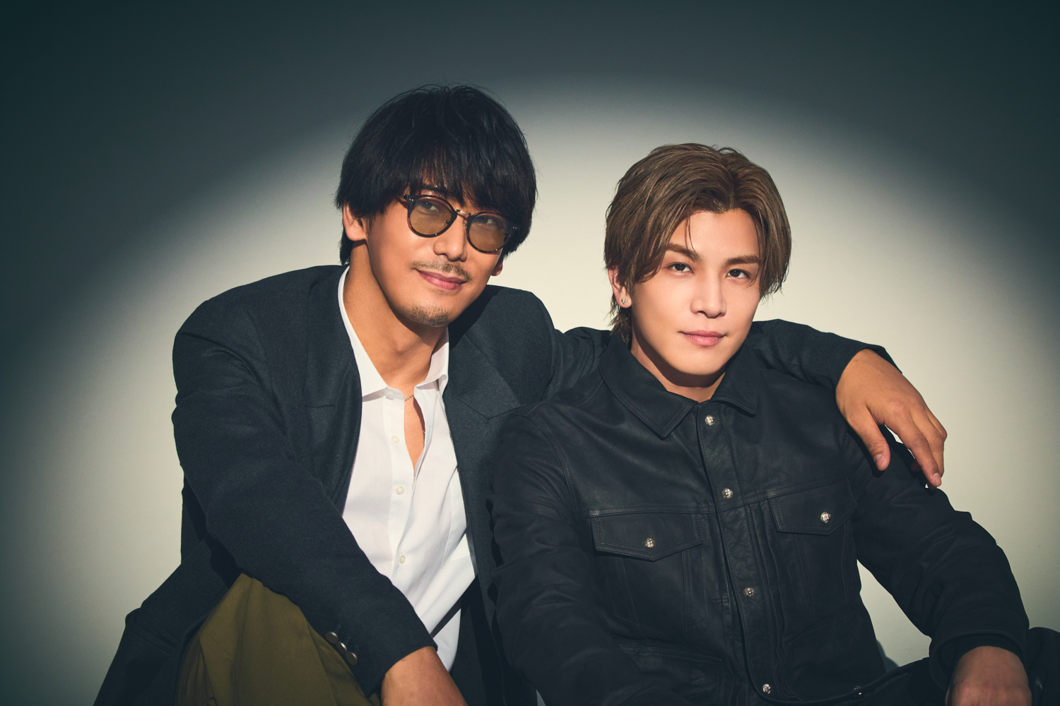 三代目 J SOUL BROTHERS　小林直己さん　岩田剛典さん　肩を組んでいる写真