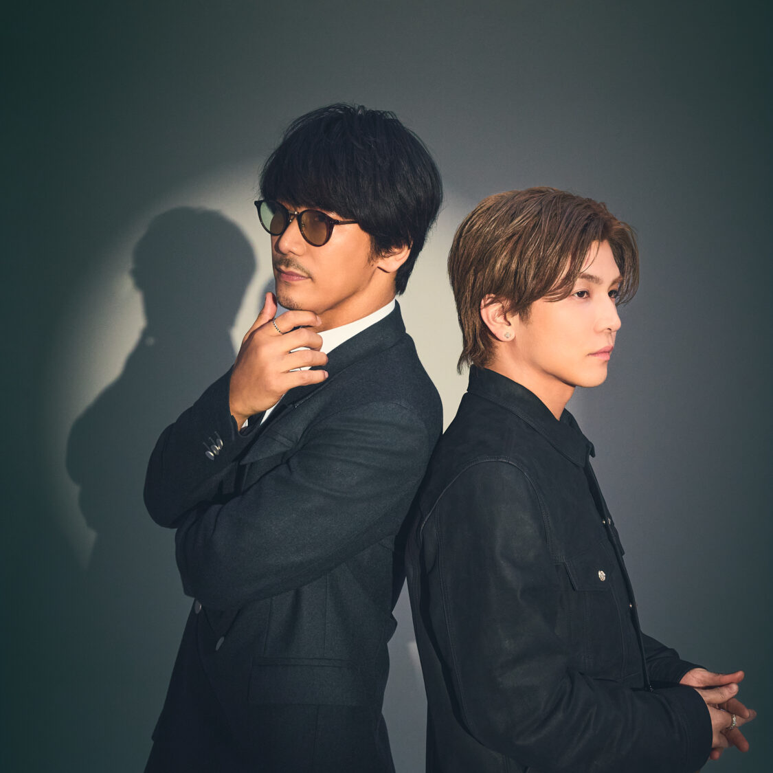 三代目 J SOUL BROTHERS　小林直己さん　岩田剛典さん　背中合わせの写真