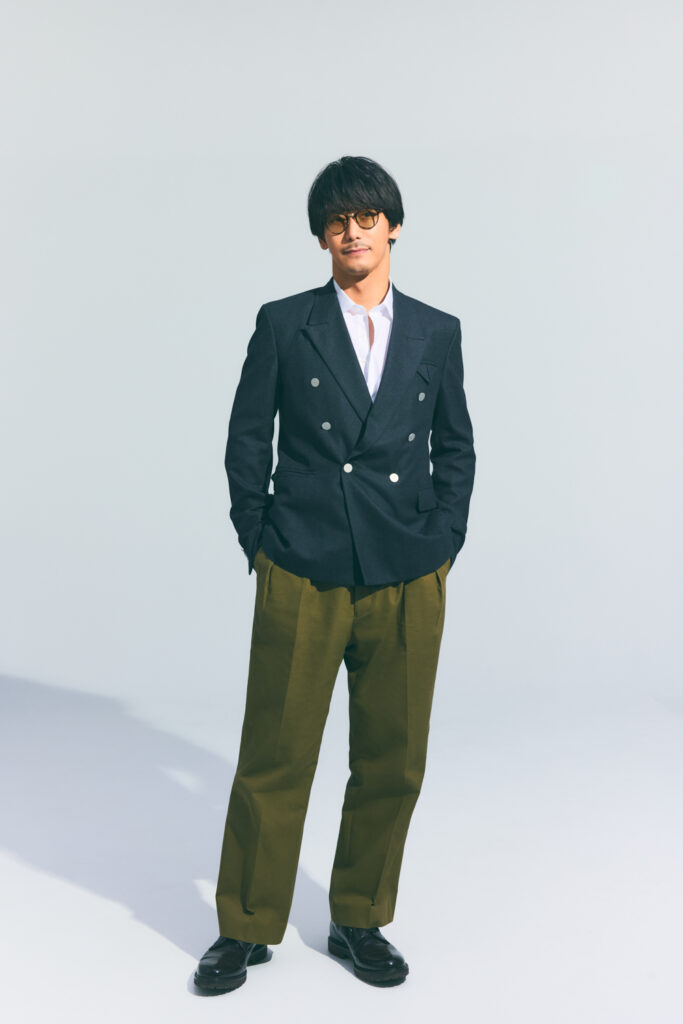 三代目 J SOUL BROTHERS　小林直己さん　全身写真