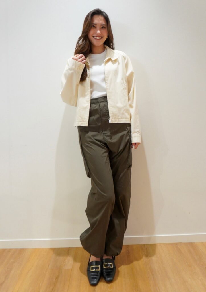 ユニクロユーの新作ナイロンショート丈アウターとカーゴパンツ