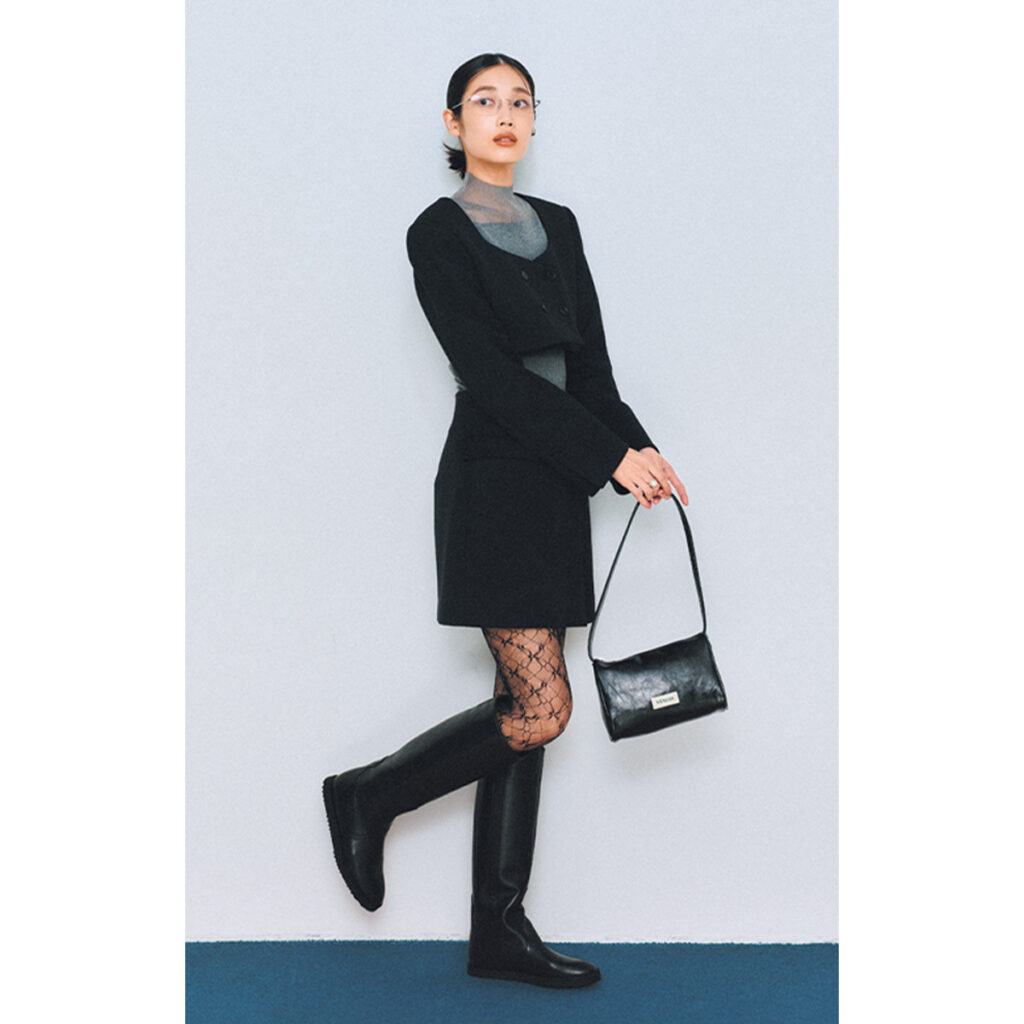 黒のミニスカートにロングブーツのコーデ