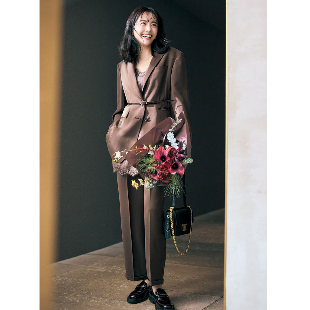 ブラウンのツヤ感セットアップのコーデ,お呼ばれコーデ